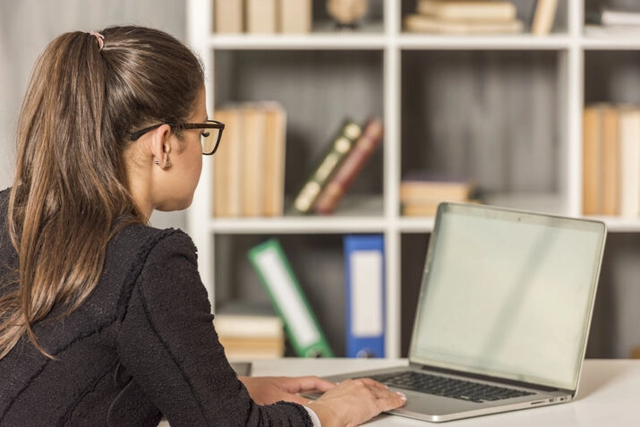 freelance digital marketer in kochi writing blogs